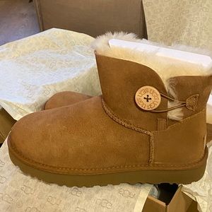 UGG - Mini Bailey Button boot -size 8 - tan